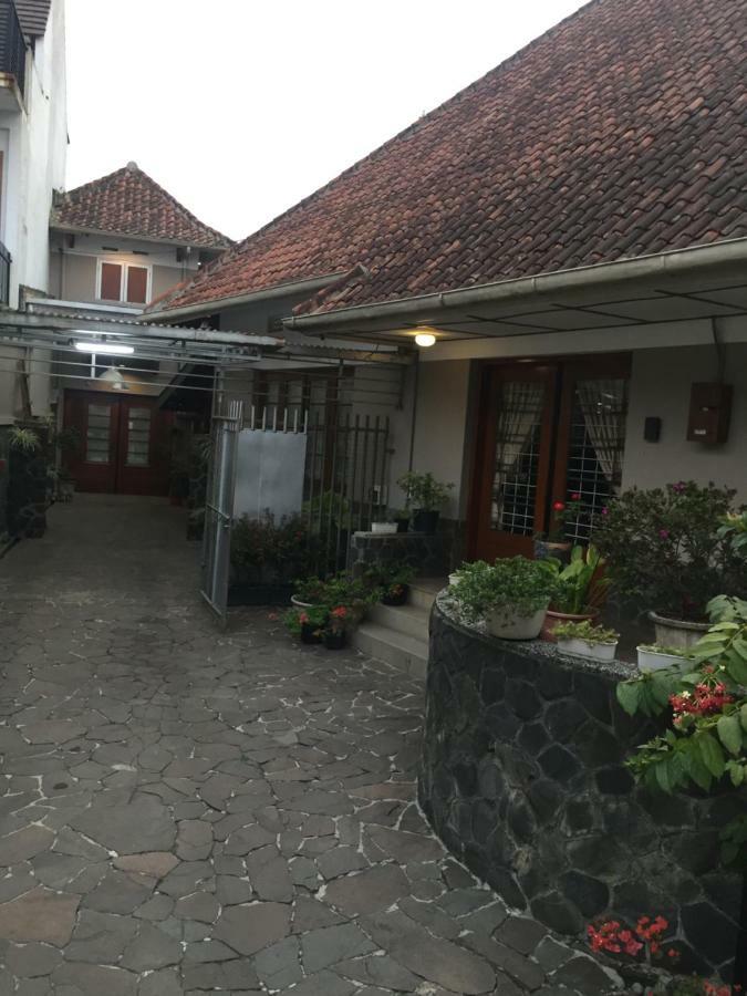 De Riau Guesthouse Bandung Exterior photo